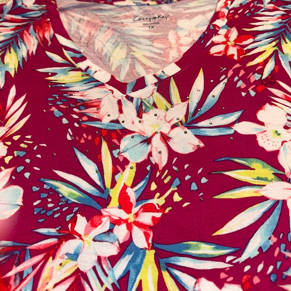 Casey Key Floral V-Neck Top. Size 1X - Picture 9 of 10